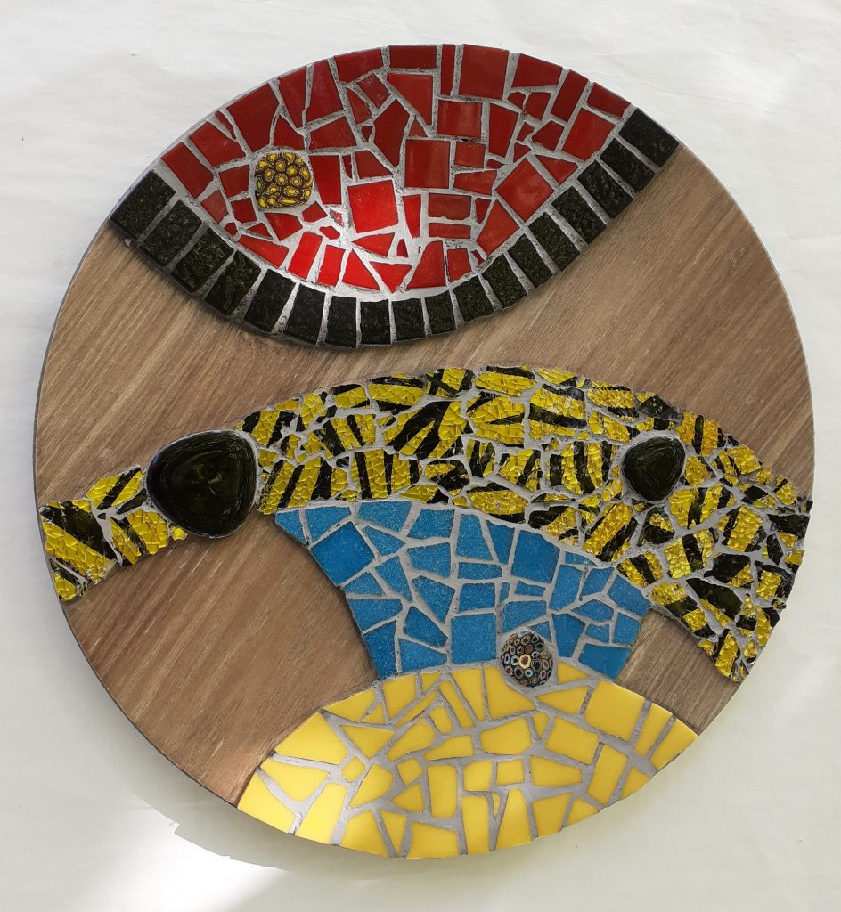 assiette bambou décorée avec matériaux mat et brillants avec