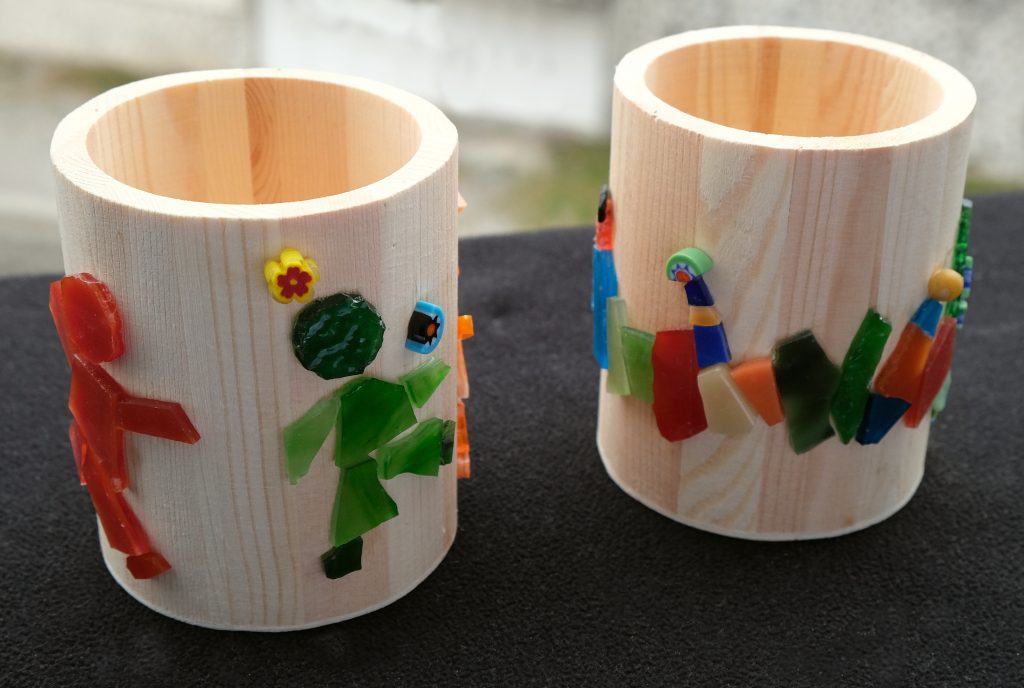 Pots à crayons en bois naturel farandole joyeuse en verre