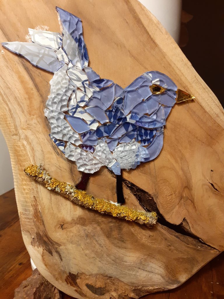 oiseau sur bois d'olivier fragment d'assiette pyrex