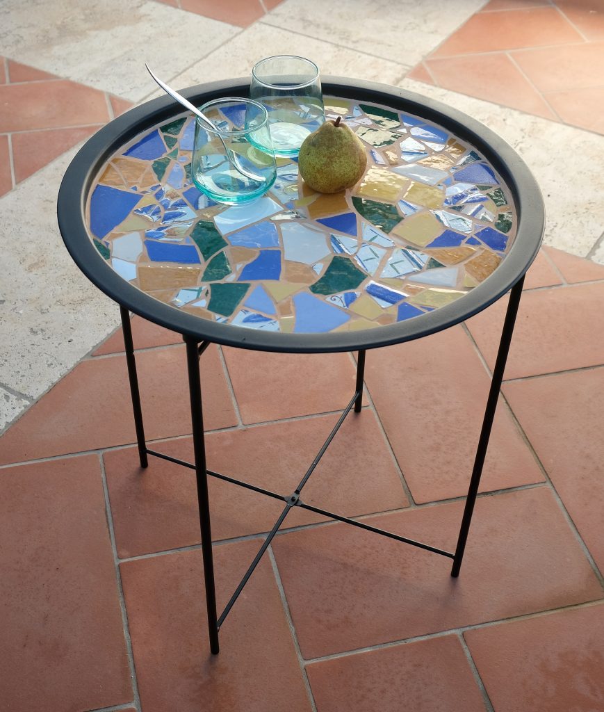 Table en fer noir ronde diam 0.47m sur pieds croisés amovibles mosaïque de carrelage joints colorés